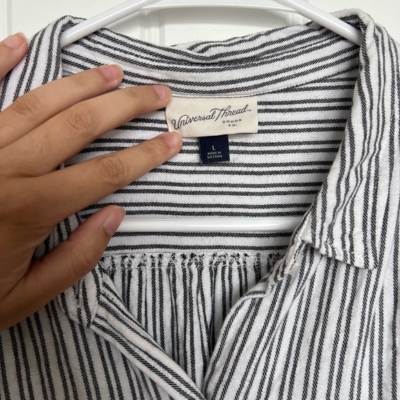 Universal Thread Cropped Button Up Top - Picture 3 of 4